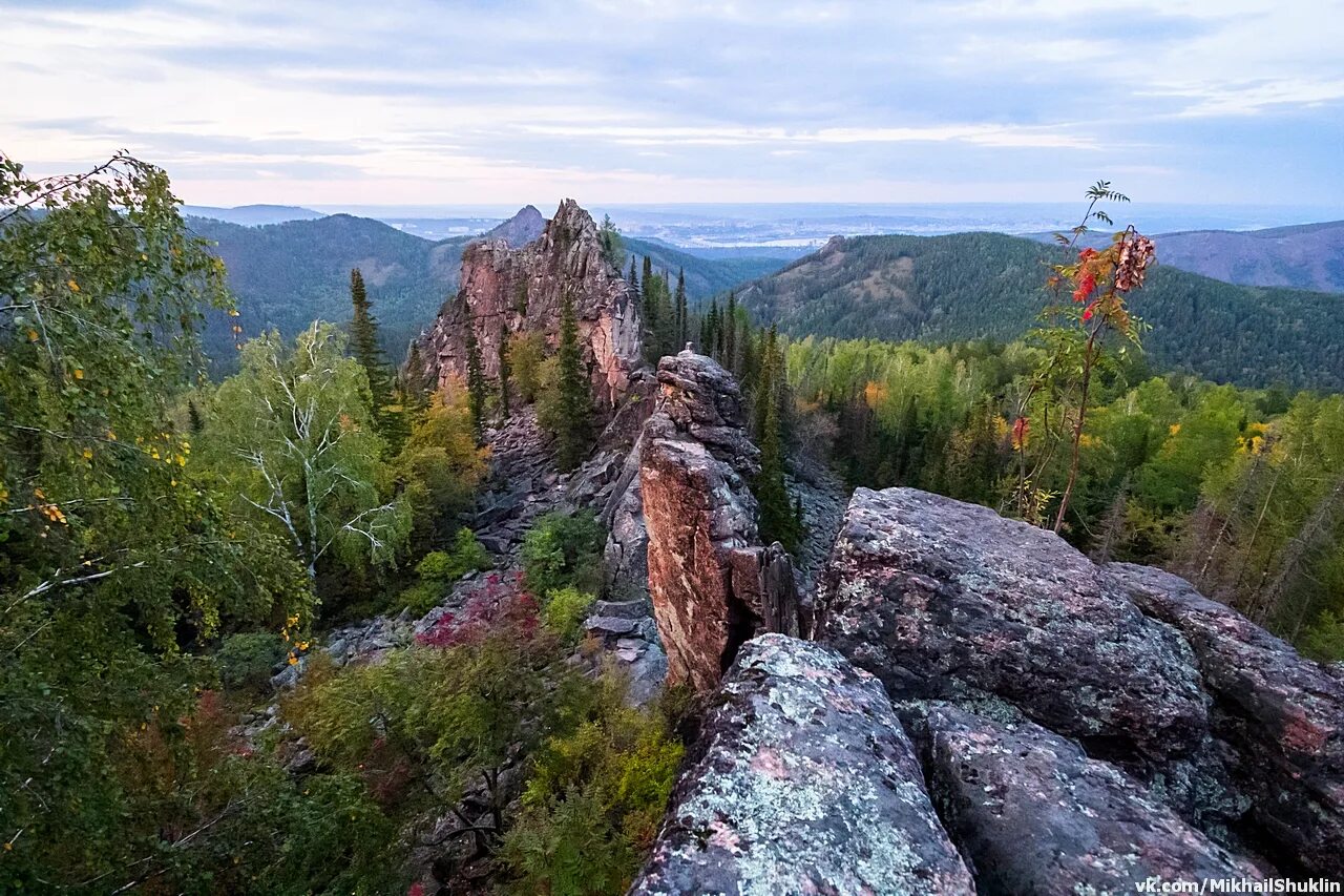 Красноярск край час. Национальный парк столбы Красноярск. Красноярск Енисей. Столбы. Красноярские столбы река Енисей. Красноярск заповедник столбы Ергаки.