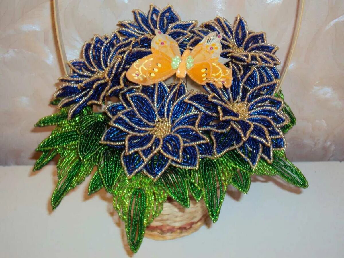 Цветы из бисера техника. Цветы из стекляруса. Цветочные композиции из бисера. Бисероплетение букеты цветов. Цветы из бисера мастер класс.