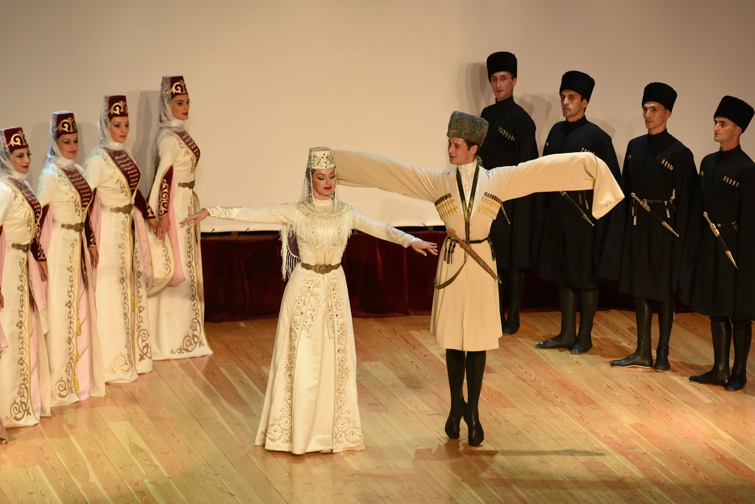 Одежда северного кавказа. Ансамбль симд Хонга. Осетинский национальный танец симд.