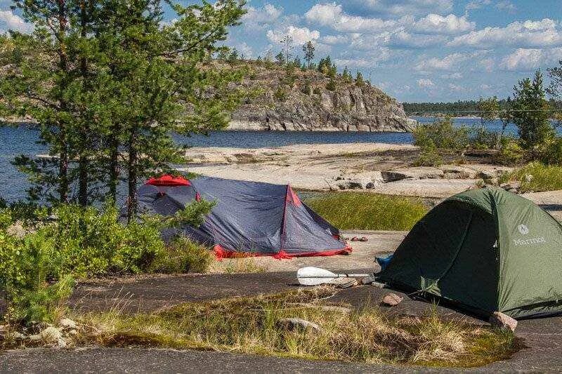 Кемпинг с палатками в ленинградской. Ладожские шхеры с палаткой. ладожские шхеры кемпинг. кемпинг на ладожском озере. кильпола кемпинг.