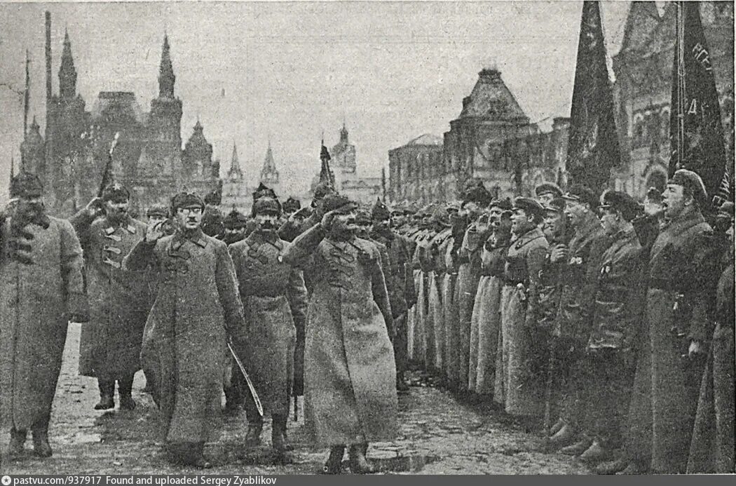 Юон парад. Юон парад красной армии 1923. Троцкий парад на красной площади 1918. Парад красной армии 1922. Юон парад на красной площади 1923.