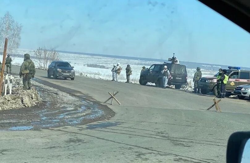 Военные перекрыли дорогу. Военные учения на трассе. Военные перекрыли дорогу зимой. Военная техника перекрыла дорогу.