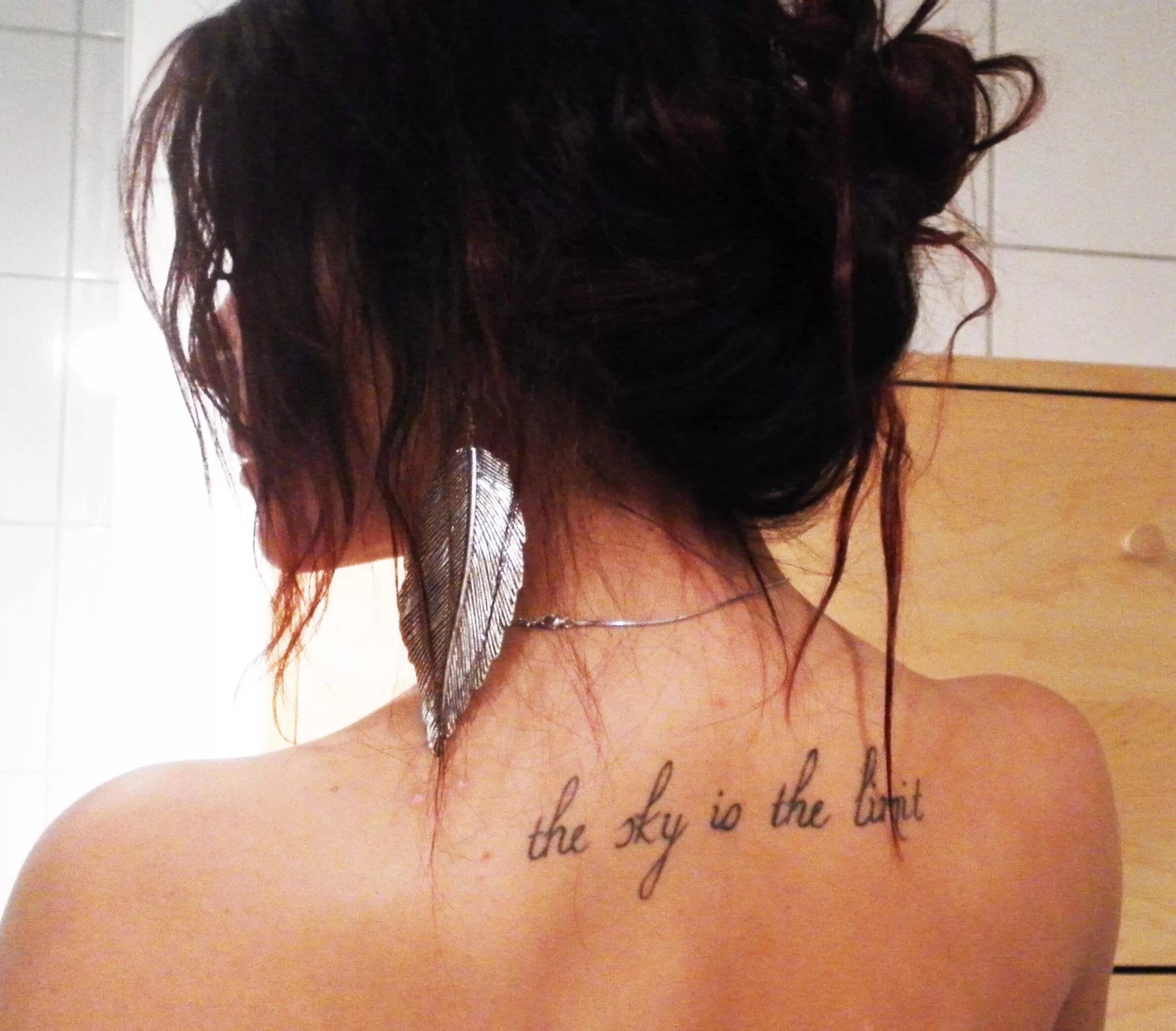 Надпись на спине женские. Татуировка на спине у девушки. Татуировки для девушек на спине надписи. Тату на спине для девушек. Тату на спине для девушек надписи.