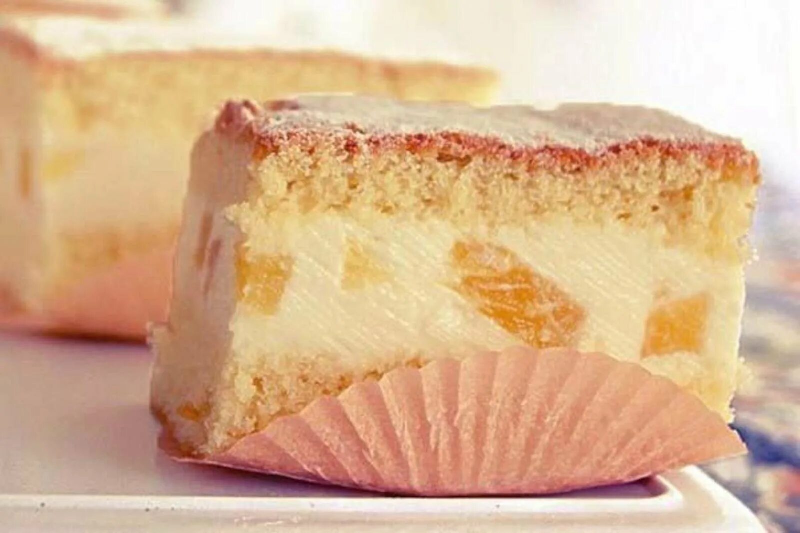 Торт с творожным кремом рецепт. Бисквитный торт с ананасами и творожным кремом. Торт с нежнейшим творожным кремом. Бисквитный торт с ананасами. Бисквитный торт с кремом и ананасами.
