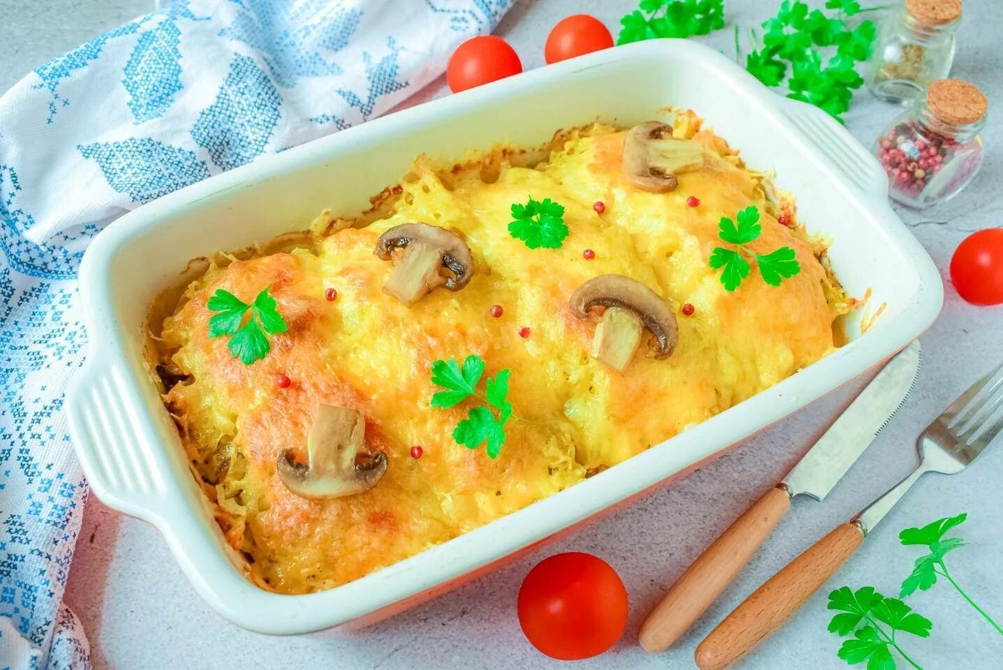 Картошка с филе под шубой. Куриное филе под шубой в духовке. куриная грудка под шубой в духовке. филе курицы под шубой в духовке. филе грудки под шубой в духовке.