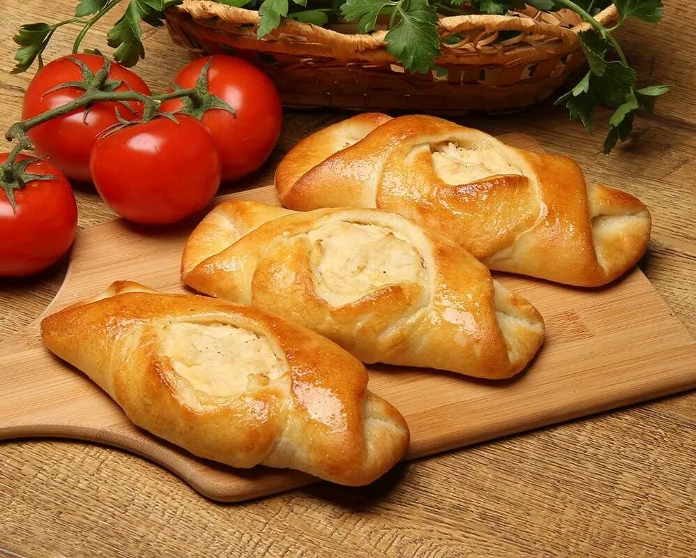 Расстегай с мясом рецепт из дрожжевого теста. Расстегай. выпечка расстегай. расстегай пирожки. расстегаи закусочные.