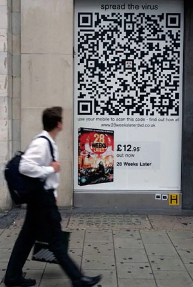 Сфоткать кьюар кода. Плакат с qr кодом. реклама с qr кодами. qr коды на рекламных плакатах. реклама плакат с qr кодом.