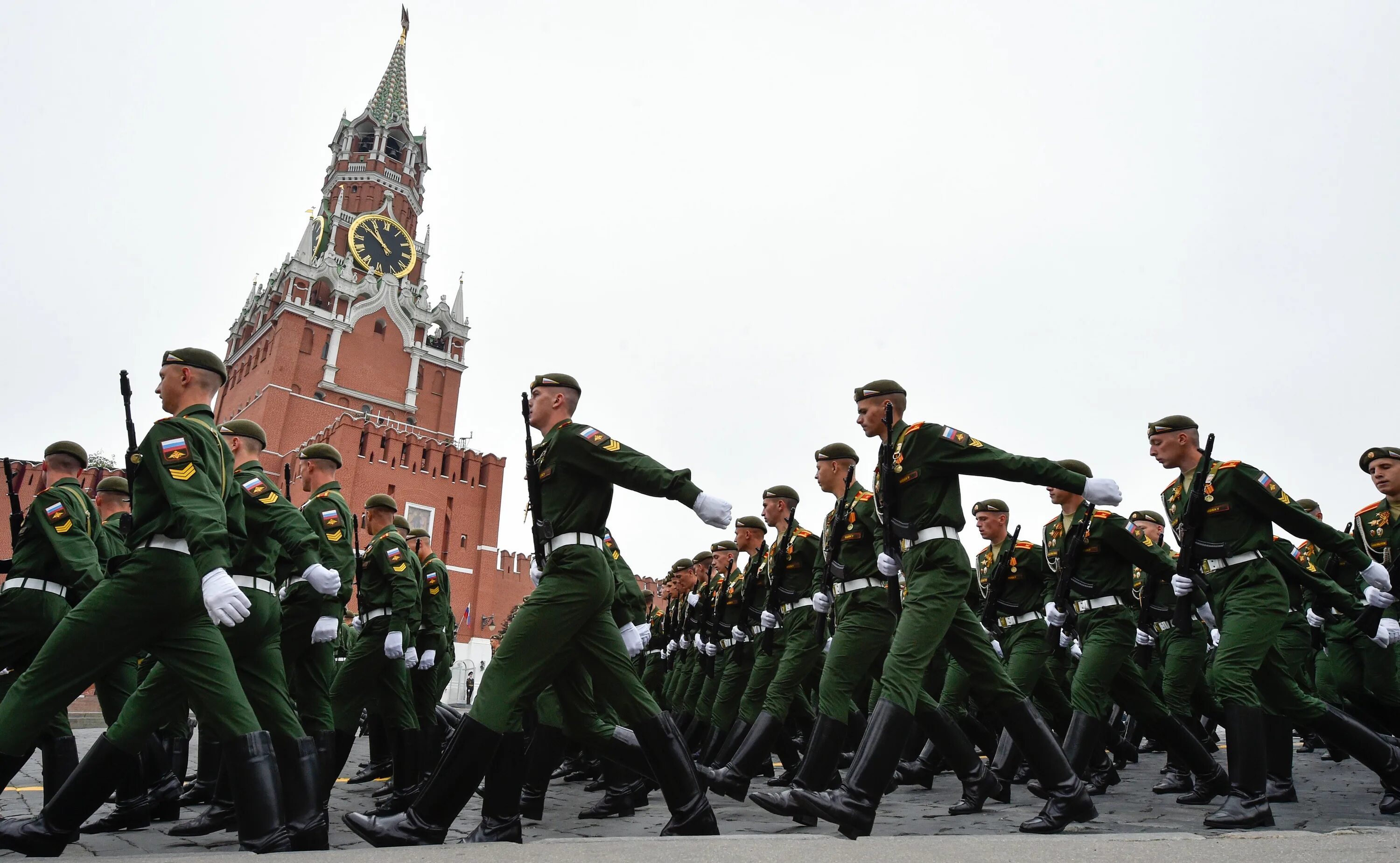 Месяц парад. Парад Победы. Парад на 23 февраля в Москве. Солдаты на красной площади. Парад на красной площади 23 февраля.