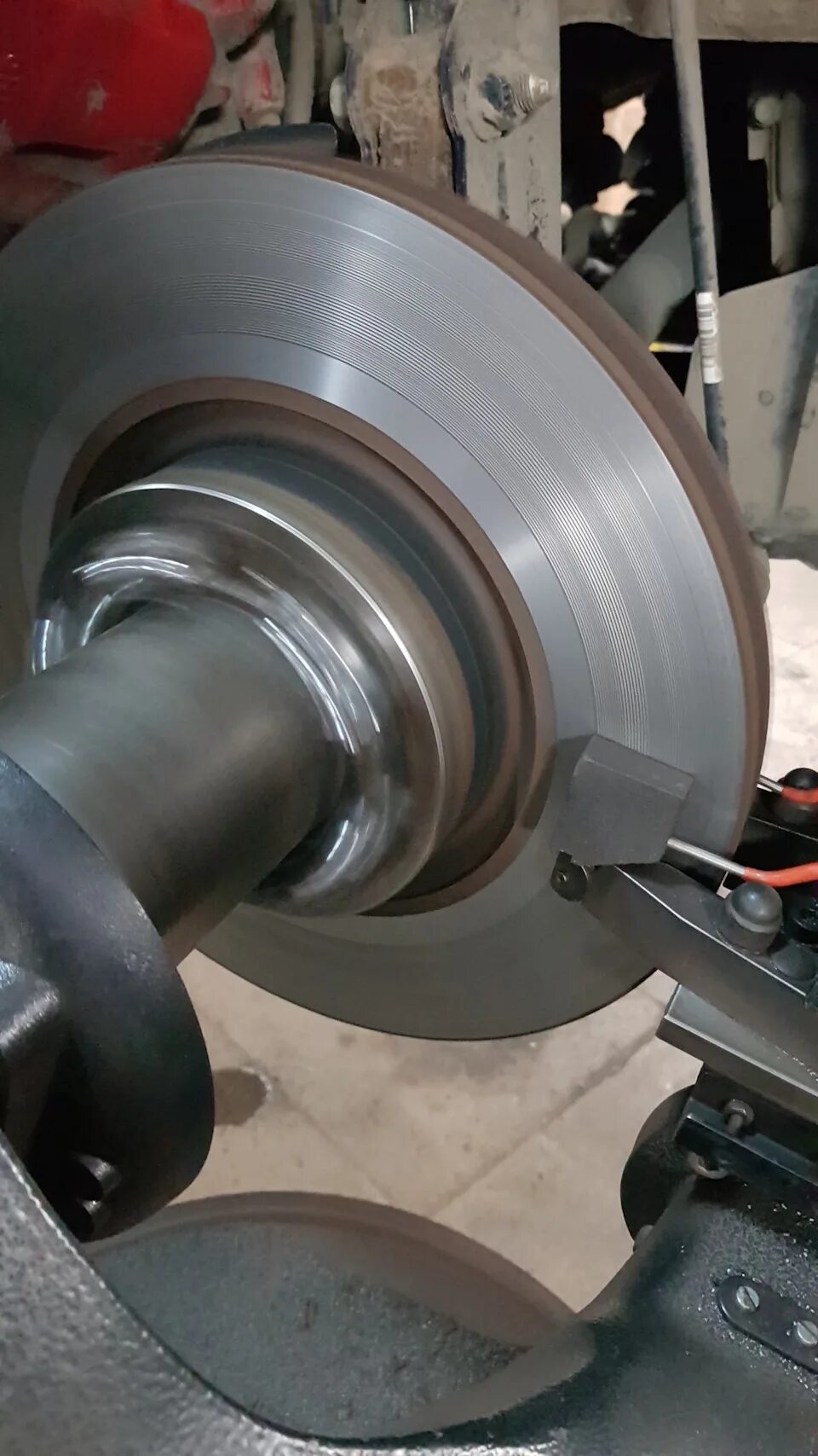 Проточка тормозных дисков рижская 16. Проточка передних дисков. Проточка тормозного диска. Проточка тормозных дисков на станке pro cut. Проточка передних дисков.