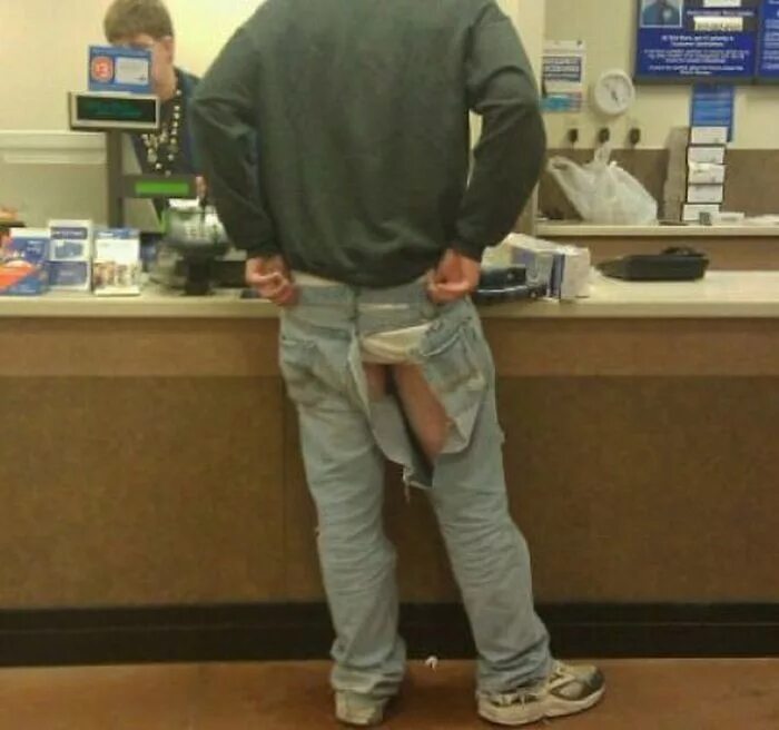 Прикол со штанами. Брюки юмор прикол. Штаны прикол. Смешные штаны. Смешные джинсы.