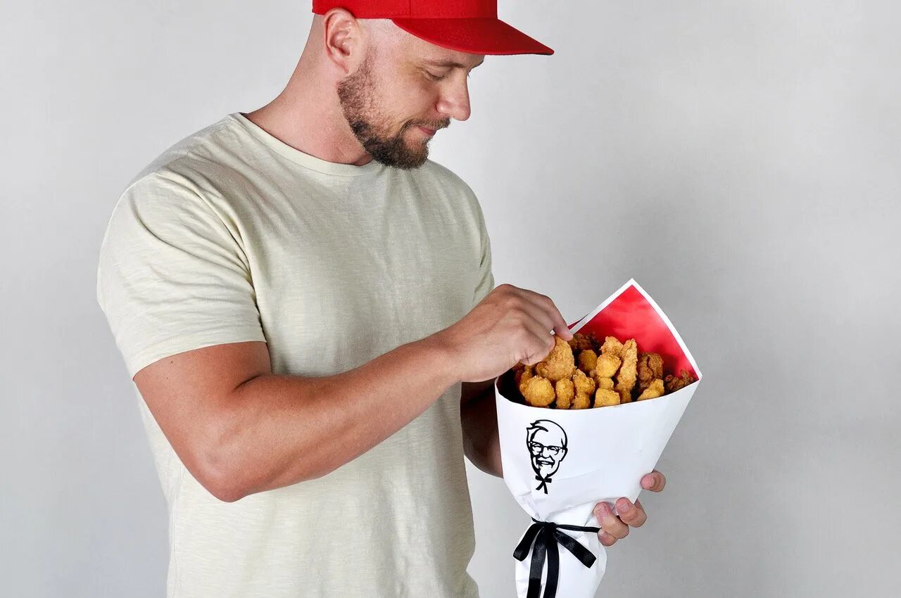 Kfc хочешь. Работник kfc. мужчина аппетитно ест kfc.