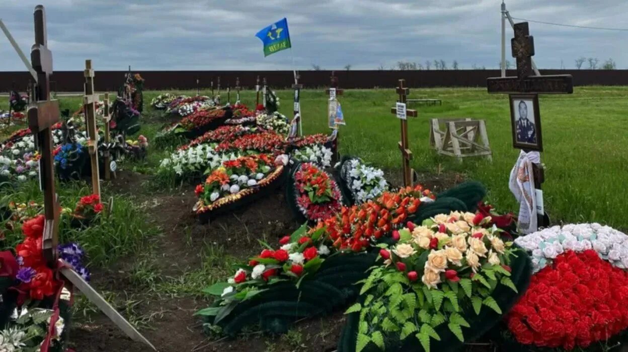 Кладбище погибших на Украине. Могилы погибших на Украине. Могилы русских солдат погибших на Украине. Кладбище военных погибших на Украине.