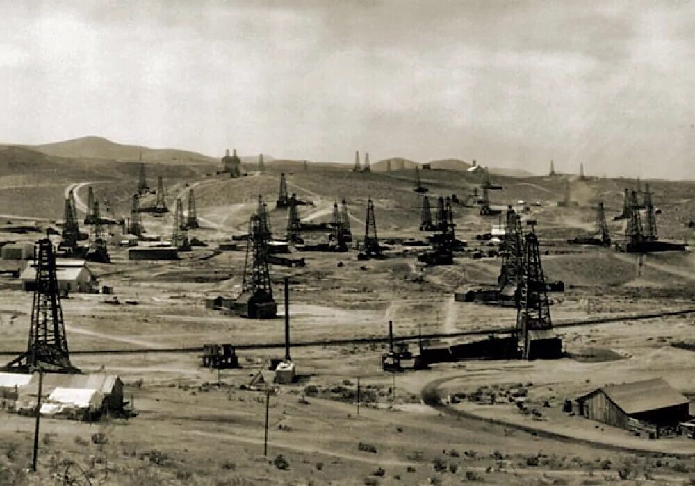 Какой нефтепровод был построен в 1960 е. Нефтяная скважина Баку 19 век. Добыча нефти 19 век. Добыча нефти 20 век. Добыча нефти в России 19 век.