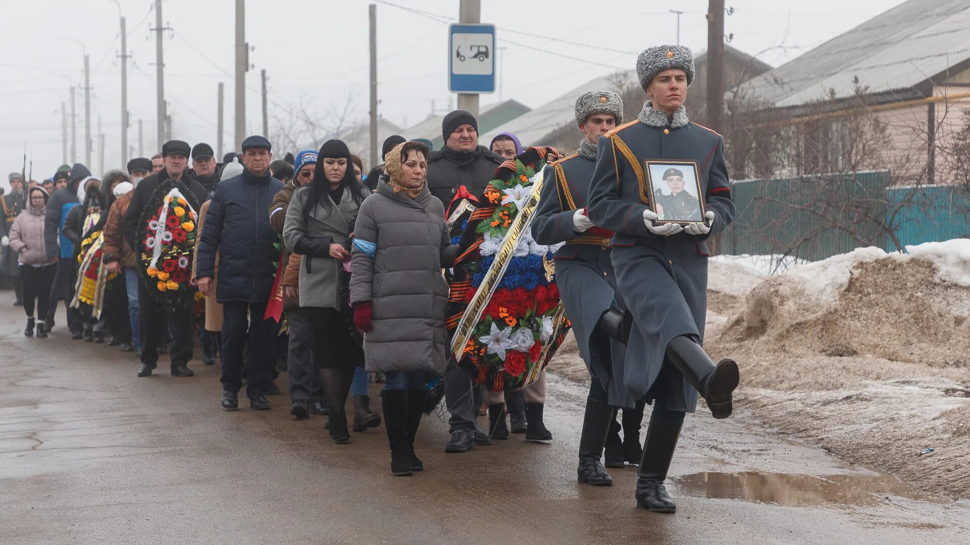 Сколько погибших украинцев на сегодняшний день 2024. Прощание с погибшими на Украине 2022 Волгоград. Похороны погибших в спецоперации на Украине.