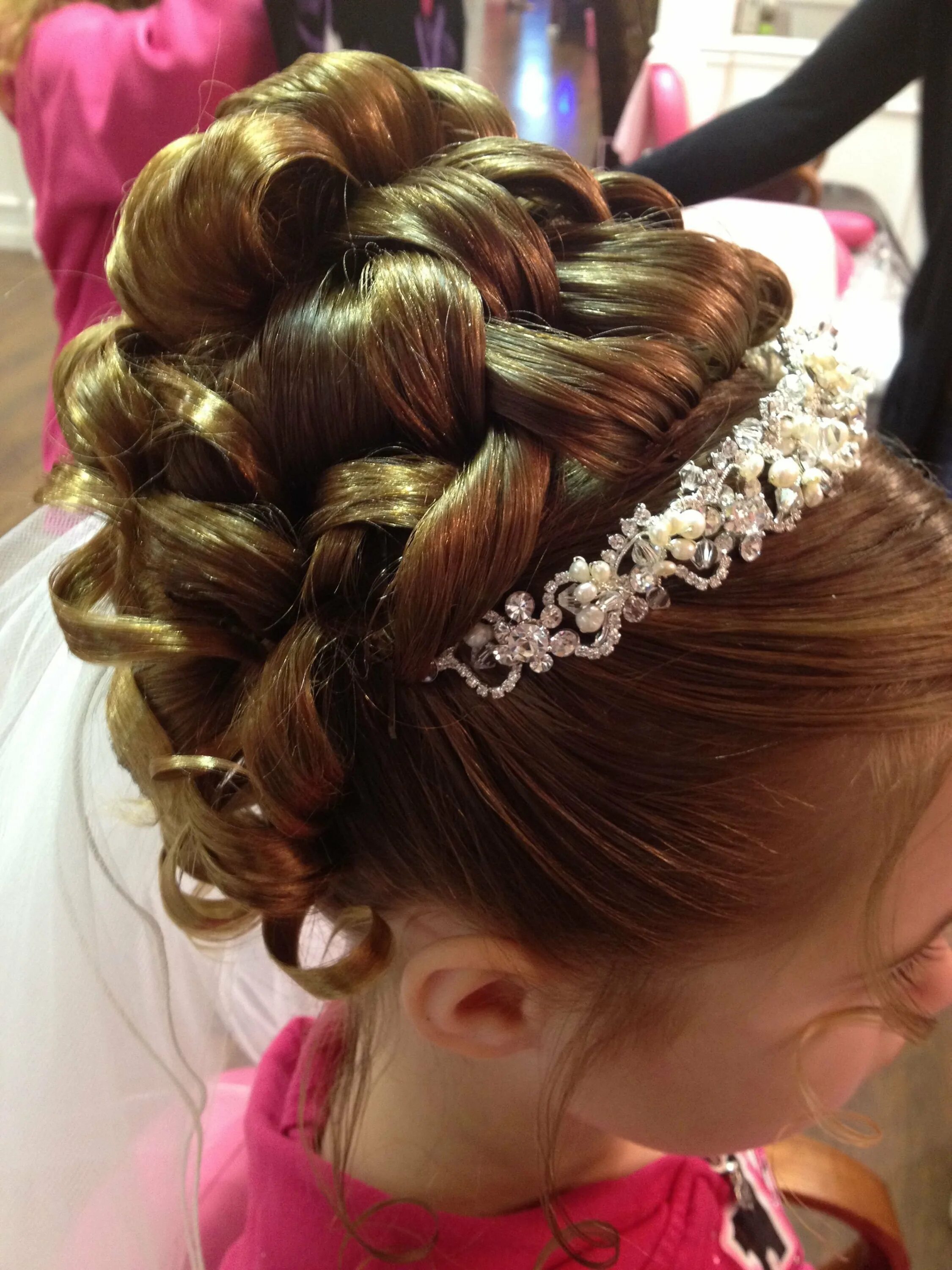 прическа для девочки с локонами. прическа детская на выпускном на длинном. причёски для девочек на выпускной в детском саду. красивые детские прически. красивые детские прически на выпускной.