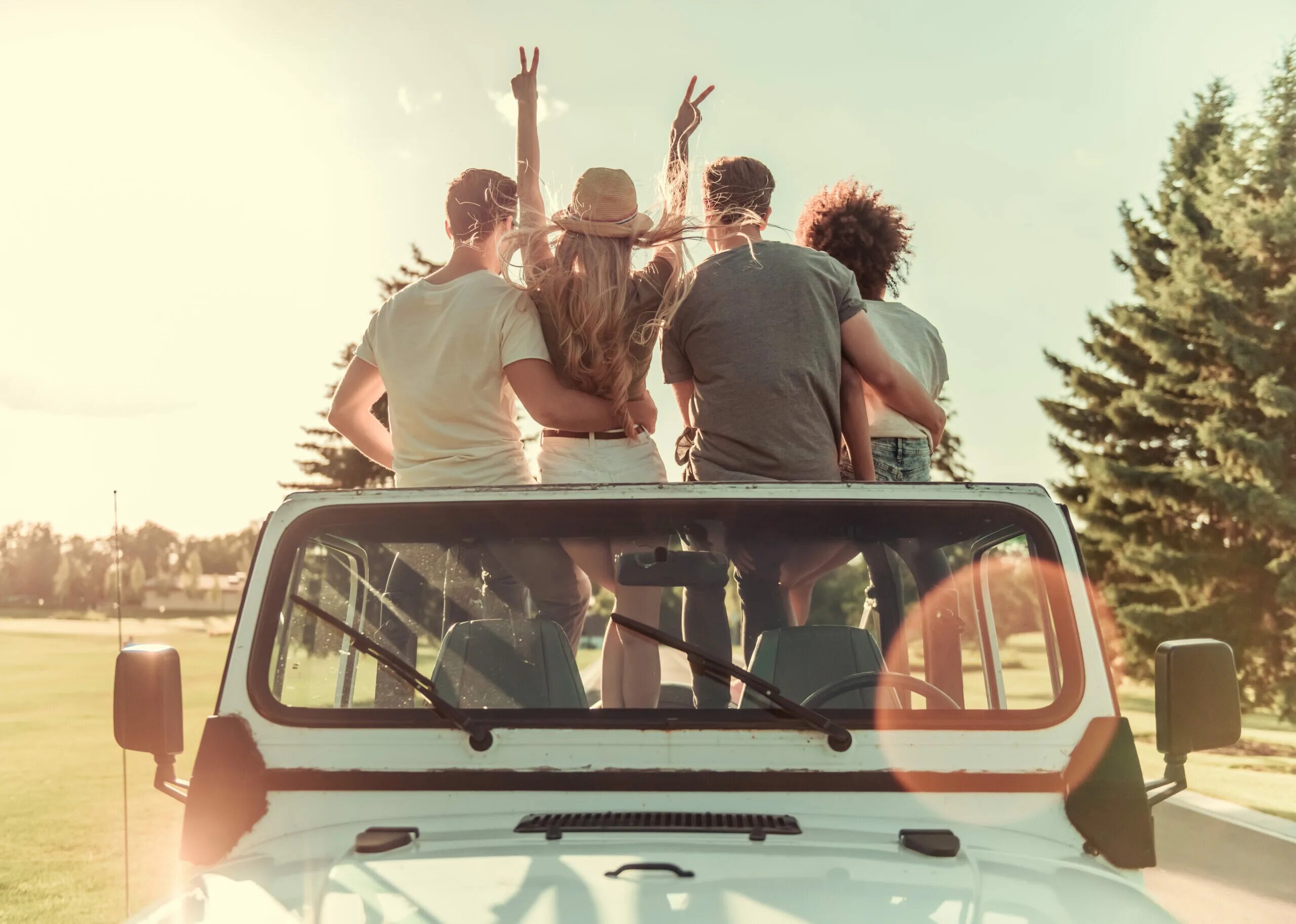 Девушка в кабриолете. Фото четверых друзей. Четверо в машине. Шонн уильям скотт дорожное приключение. Два мужчины спорят в машине.