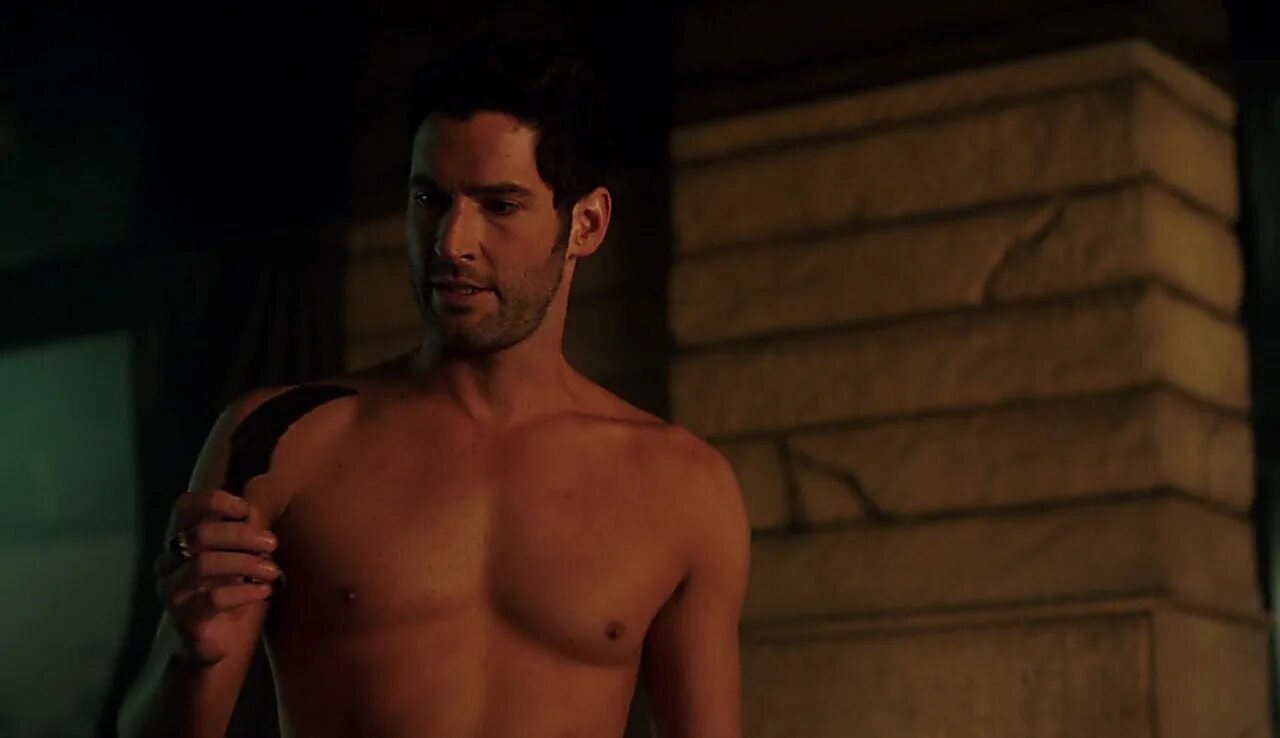 Hot tom. Tom Ellis. Том Эллис Люцифер. Том Эллис Люцифер торс. Люцифер Морнингстар торс.