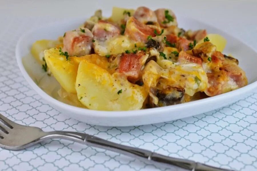 Картофель в духовке с ветчиной и сыром. Картошка с ветчиной. картофель запеченный с ветчиной. картошка запеченная с ветчиной. картошка с грибами и ветчиной.
