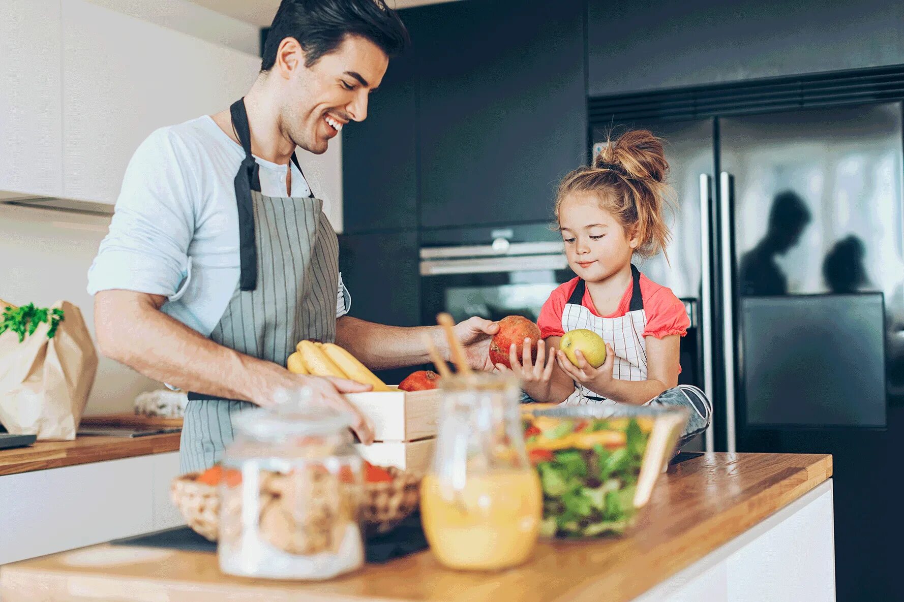 Dad a cook. Семья на кухне. Кухня для детей. Готовка с детьми на кухне. Папа готовит.