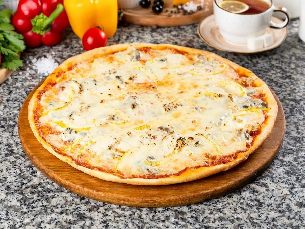 Пицца с сыром простой рецепт. Пицца сырная. Тонкая пицца. Пицца 4 сыра.
