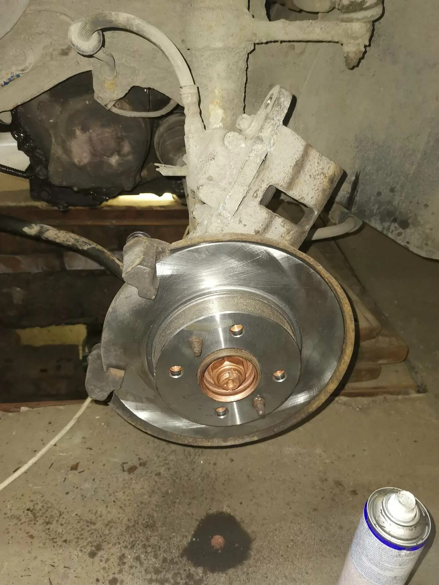 Замена передних тормозных дисков ваз. Замена передних тормозных колодок ваз 2115 своими руками. Передние тормозные диски ваз 2107. Шпильки на тормозном диске ваз 2112. Замена передних тормозных дисков ваз.