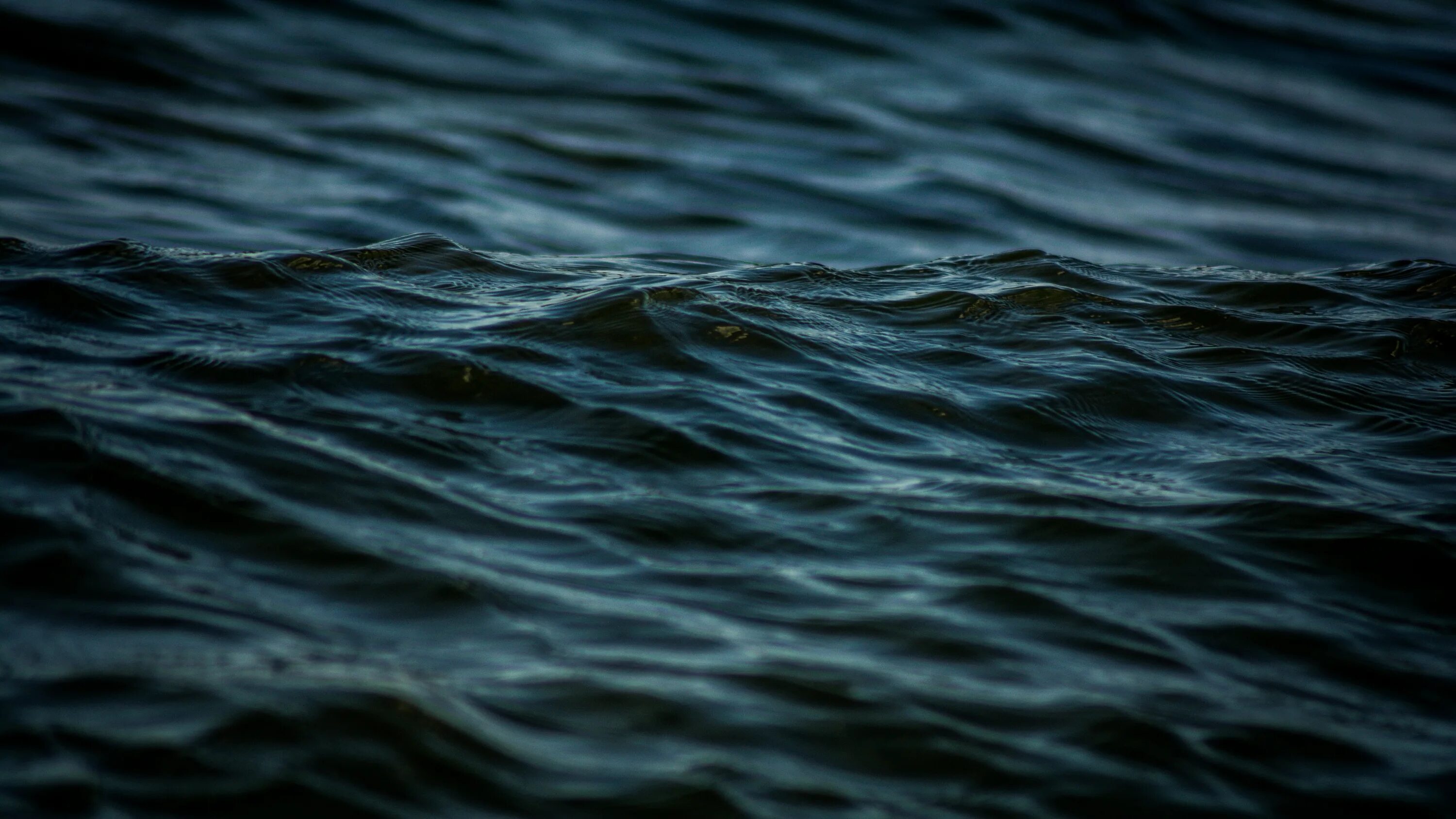Фото черной воды. Темные воды. Темное море. Черная вода. Гладь океана.
