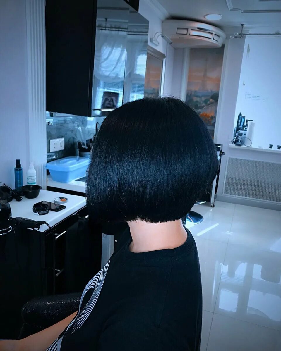 Брюнетка со стрижкой со спины. Рианна тату на шее. Короткие стрижки с здади. Каре стрижки для девушек. Брюнетка со стрижкой со спины.