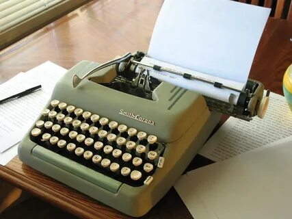 Пишущая машинка в работе