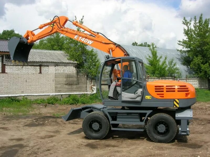 Экскаватор с пробегом. Case cx220c lc. Экскаватор umg e200w. Экскаватор с пробегом. Гусеничный экскаватор кранэкс.