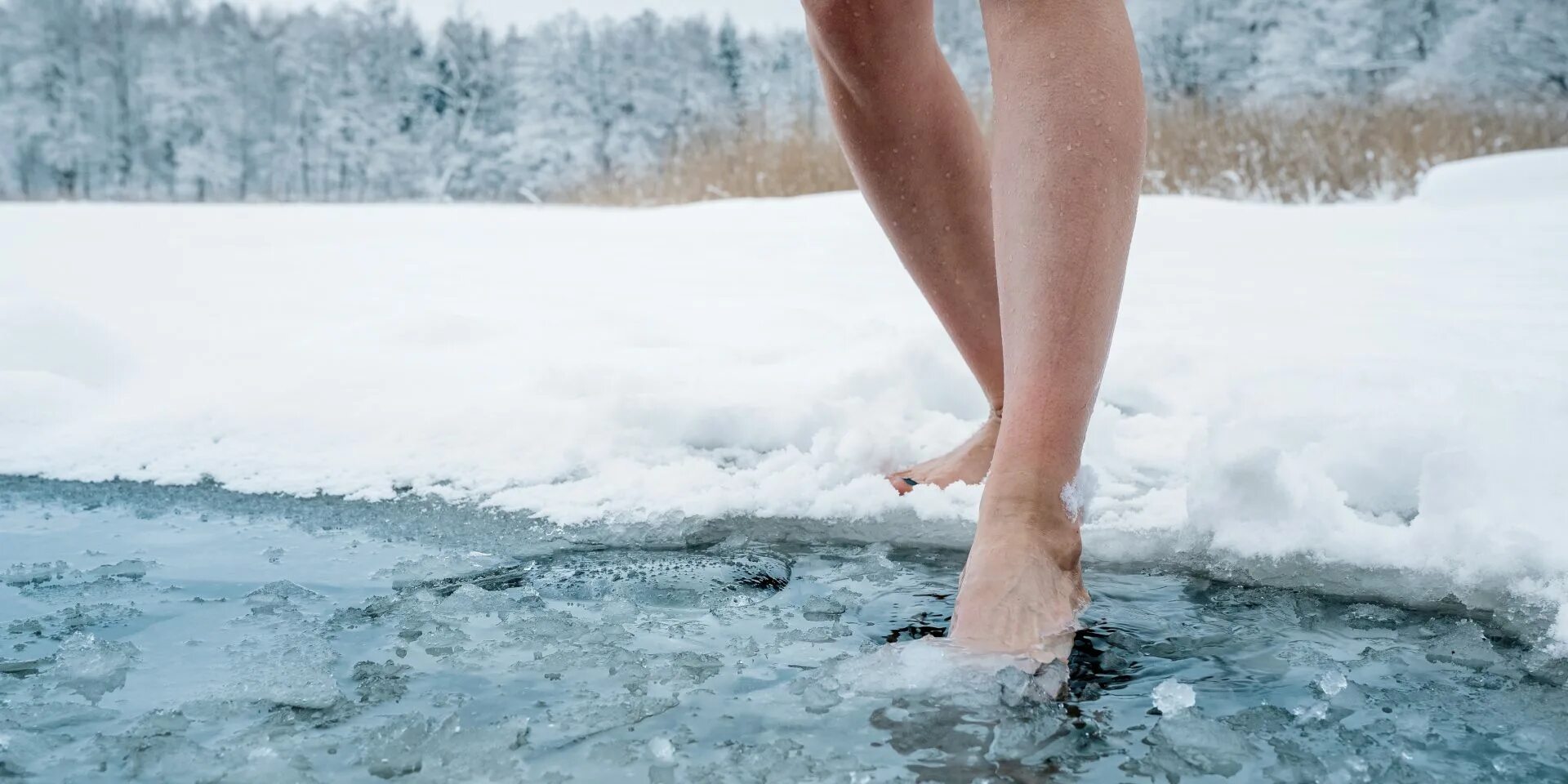 Холодной воде ноги опускаем в
