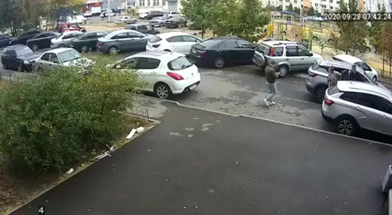 Сбила машина пятилетнего мальчика. Ребенок сбитый во дворе. Внимание авария. Ребенка сбила машина во дворе. Машина наехала на ребенка во дворе.