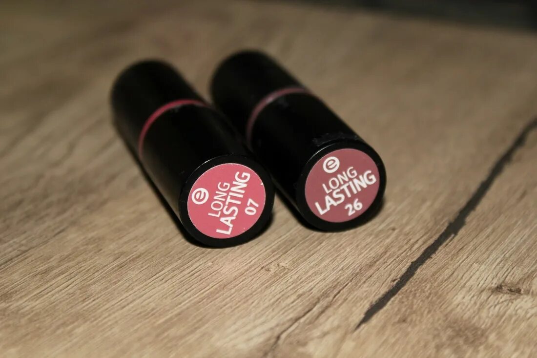 Essence Longlasting Lipstick. Essence Longlasting помада. Essence long lasting помада. Essence long lasting Lipstick свотчи.