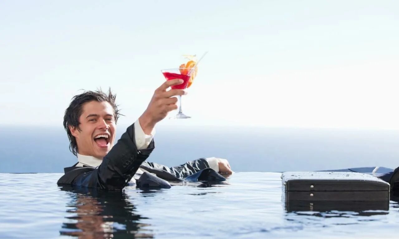 Успешный бизнесмен. Девушка с ноутбуком на море. Успешная женщина на море. Море успехов в работе. Успехов в работе пожелания.