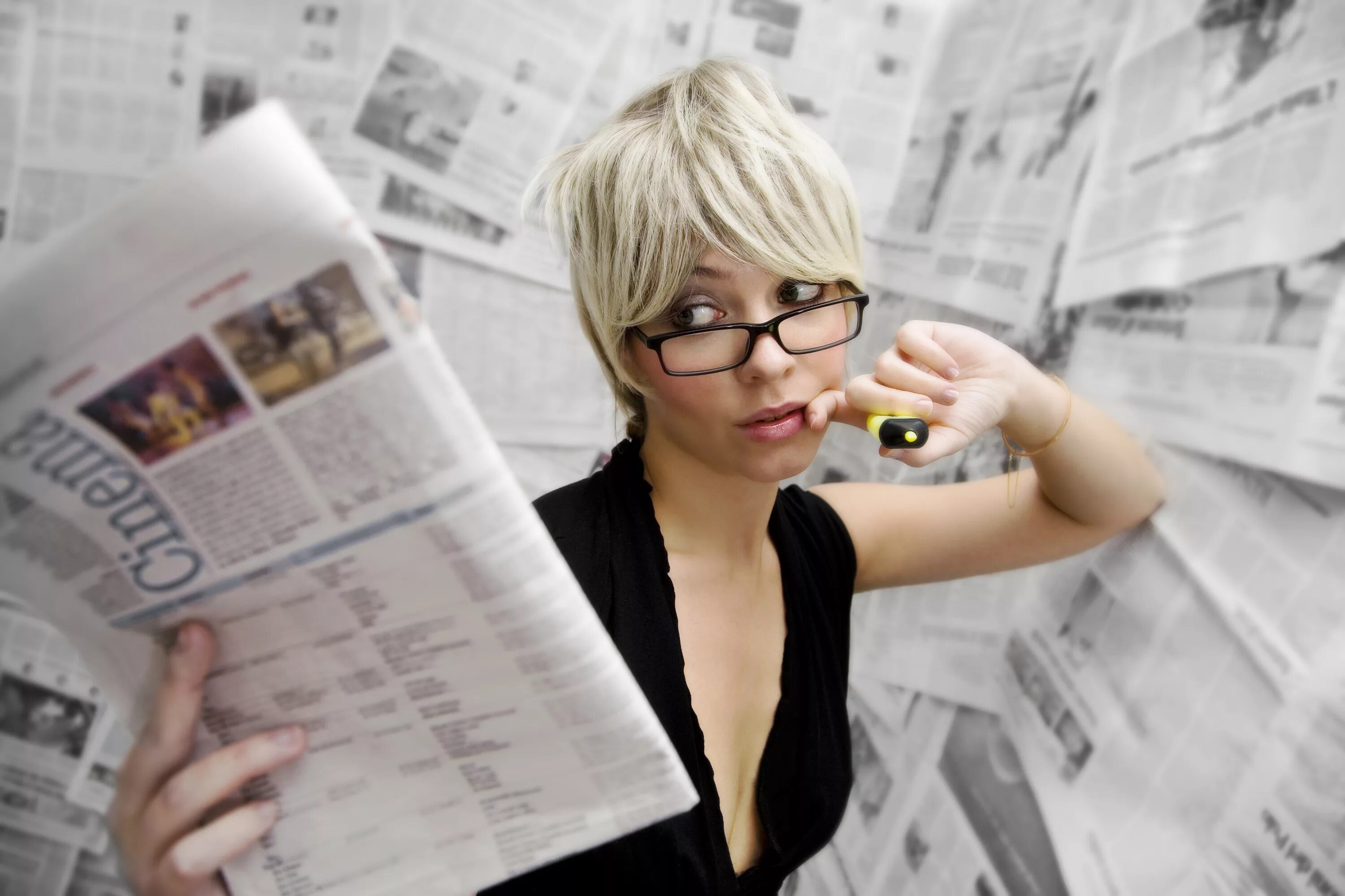 Ищем журналиста. Найти журналиста для статьи. Газетный журналист. Журналист за работой. Журналист редактор.