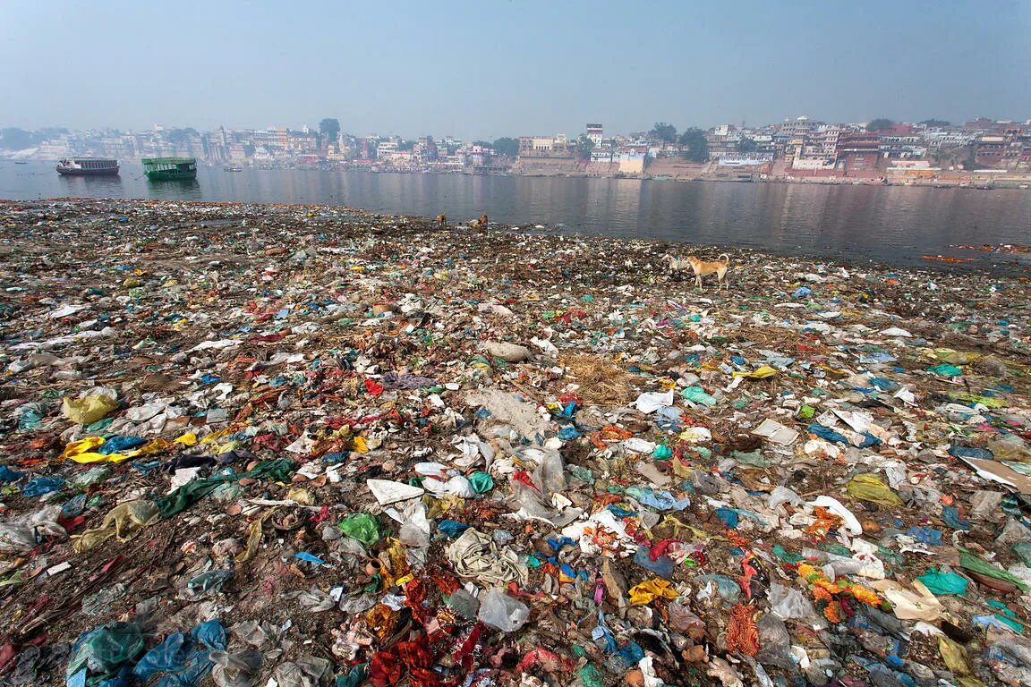 Основные экологические проблемы индии. Река ганг в Индии загрязнения. Река ганг самая грязная река в мире.
