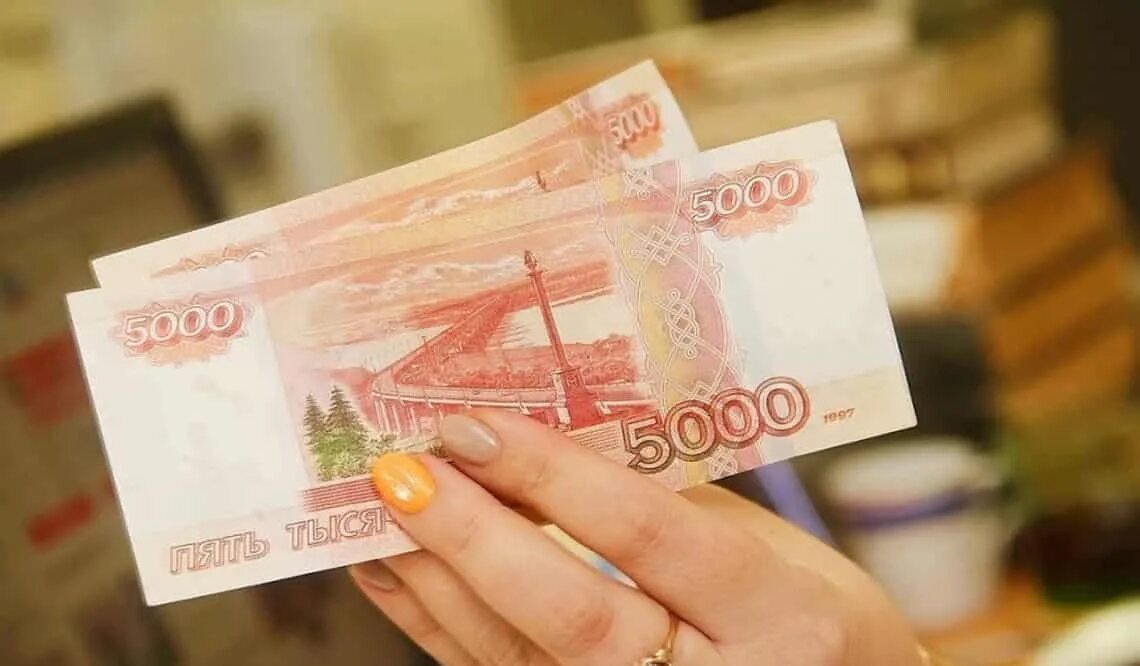 10 тысяч на детей. 15 тысяч рублей. 10 т р детям. 10 тысяч рублей. Выплаты семьям с детьми.