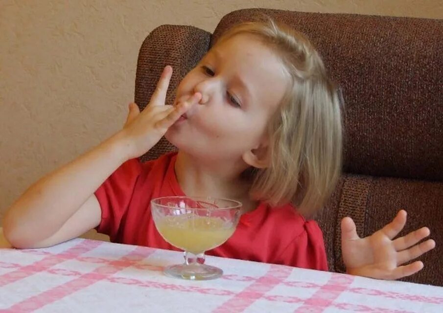 Вытирает рот рукой. Ребенок с грязными руками за столом. Облизывать пальцы за столом. Ребенок облизывает руки. Ребенок облизывает пальцы.