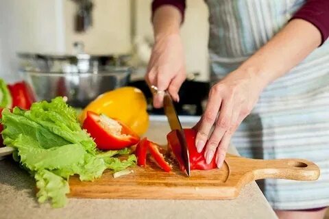 Во дворе режут овощи