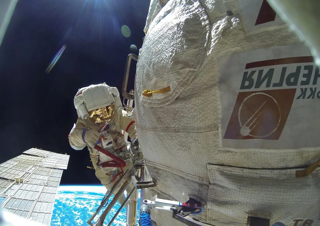 Первый астронавт вышедший в открытый космос. Космонавт Роскосмоса в открытом космосе. Кудь-сверчков космонавт. Экипаж МКС 2024. Кудь сверчков в космосе.