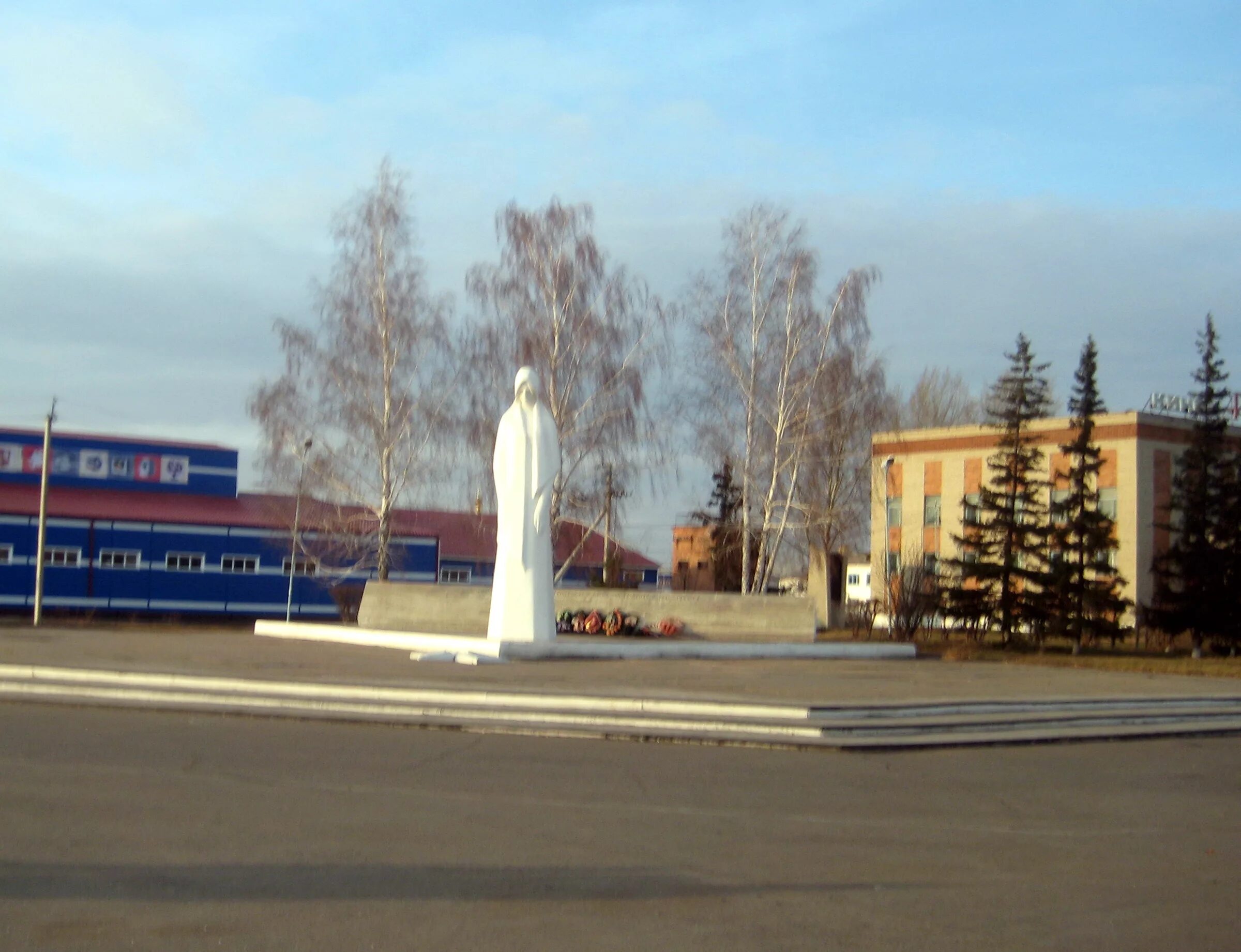 Погода в омской области на день. Любинский район Омской области. РП Любинский Омской области. Посёлок Центрально-Любинский, Любинский район, Омская область, 646151. Скорбящая мать памятник Любино.