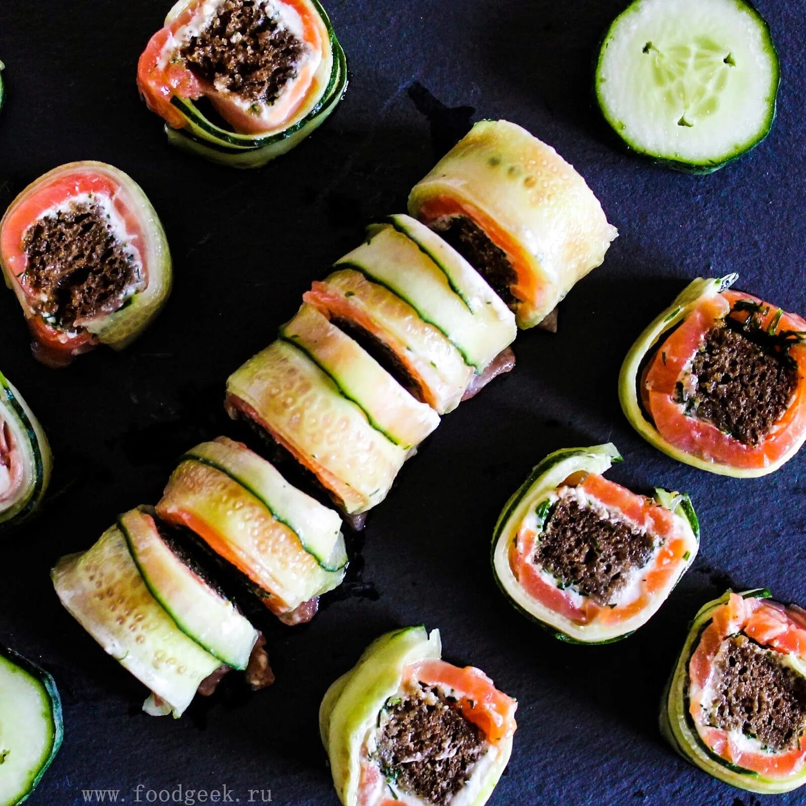 Spam musubi. суши сэндвич. хлеб японский ролл. лосось филе для роллов. длинный японский ролл.