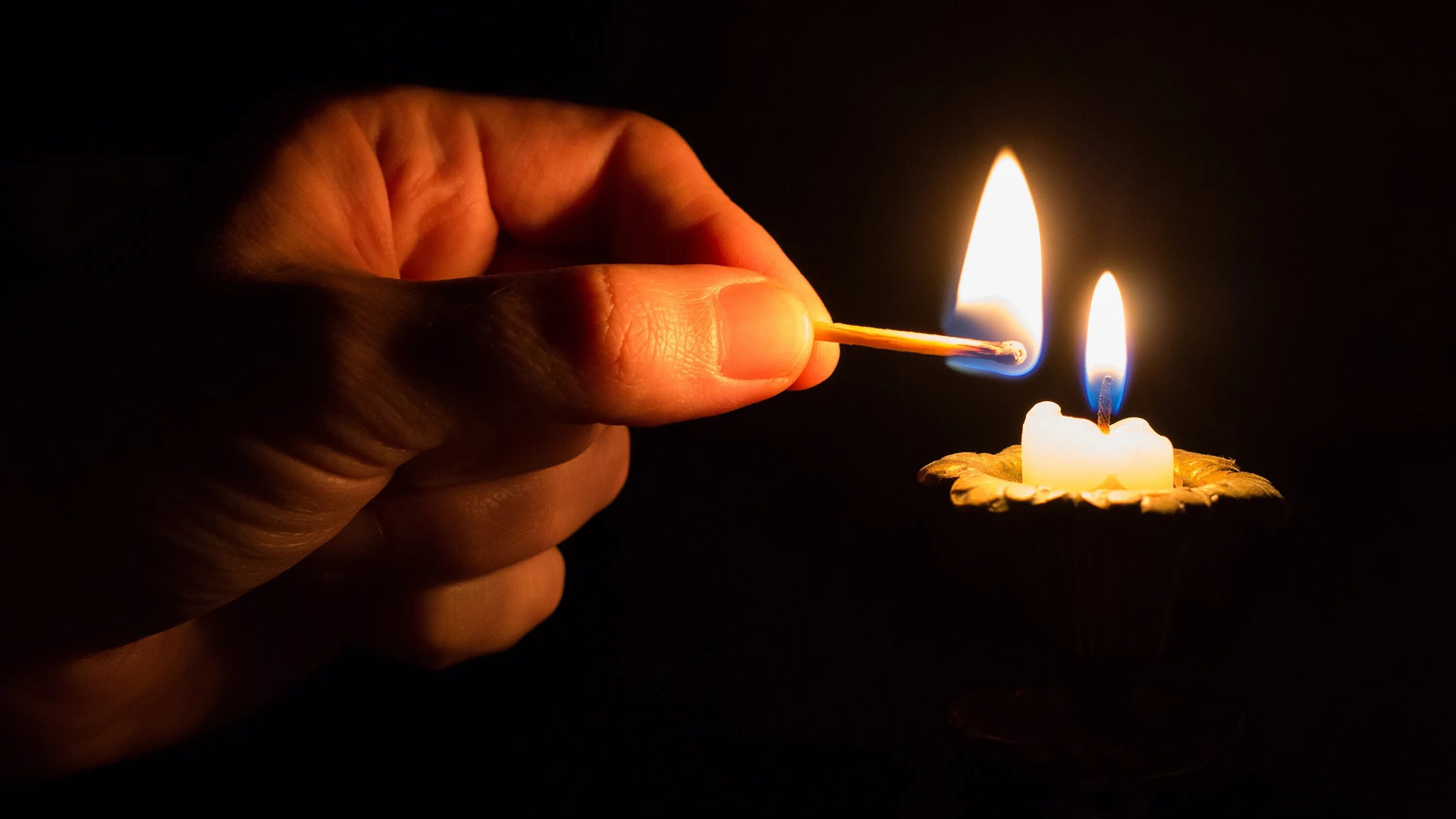 Зажечь свечу рукой. Свеча в руках. Зажечь свечу рукой. Спички для свечей. Зажечь свечу рукой.