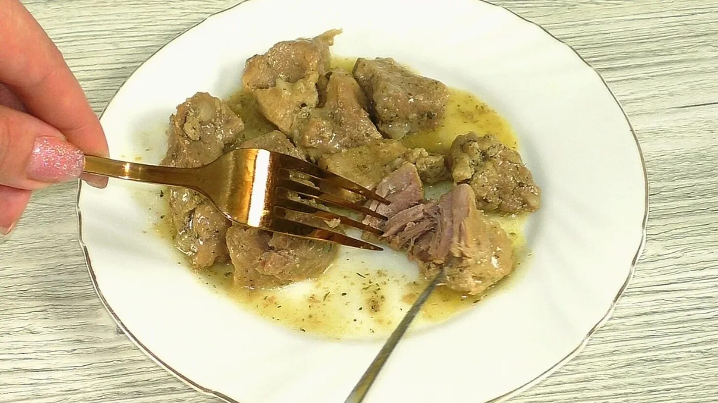 Мясо тушеное в сливочном масле. Говядина в луке и сливочном масле. Мясо с луком и морковью. Говядина томленая с луком и сливочным маслом. Мясо по кремлевски.