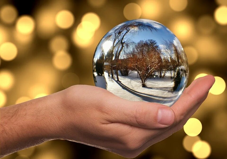 Рассказ назло хрустальный шар. Шар стеклянный. Стеклянный шар в руке. Хрустальный шар в руках. Снежный шар в руках.