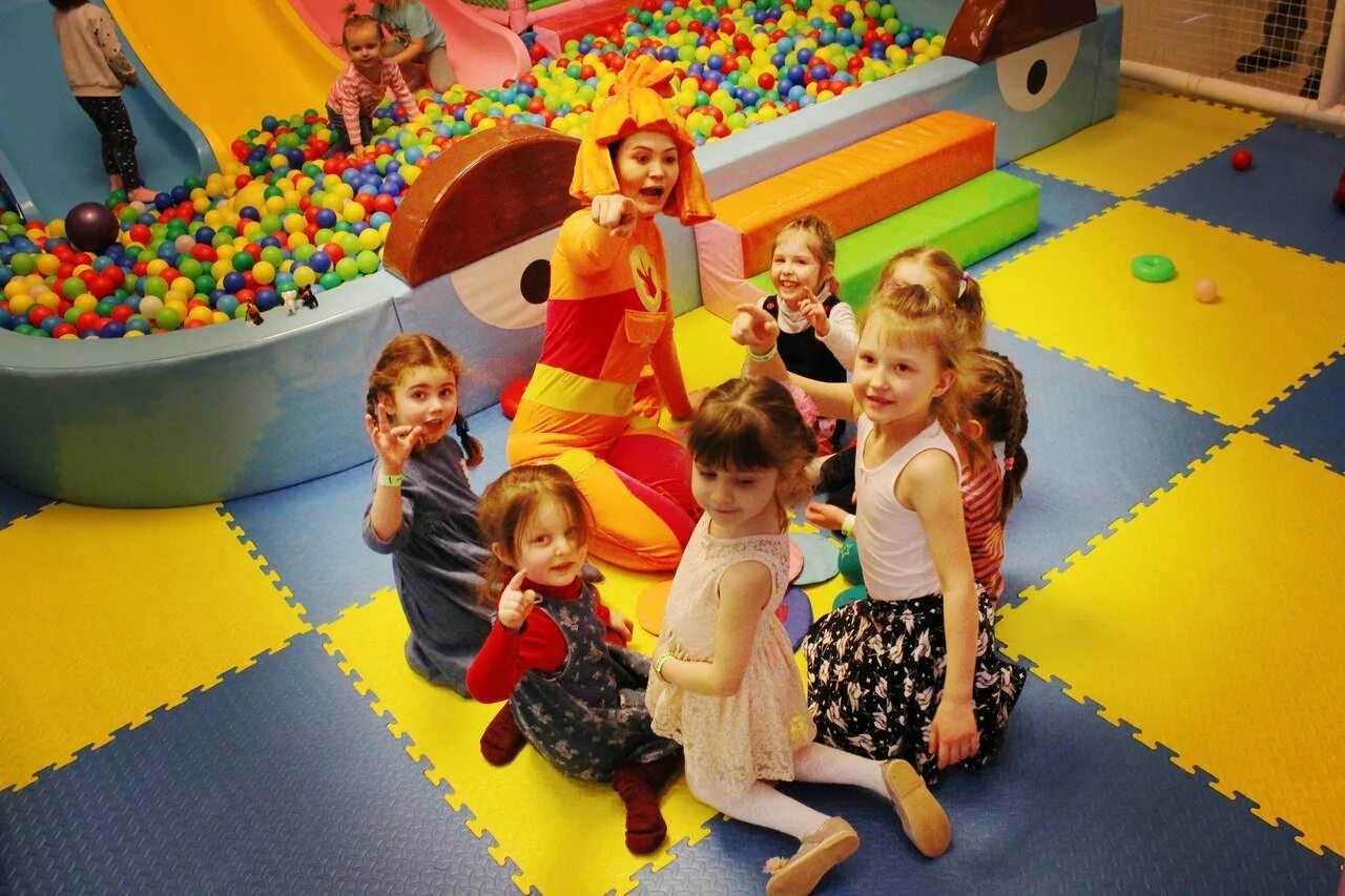 Хиппо одинцово развлекательный центр. Развлекательный центр для детей. Детские развлекательные комнаты. Дети в детский игровой центр. Дети в детский игровой центр.