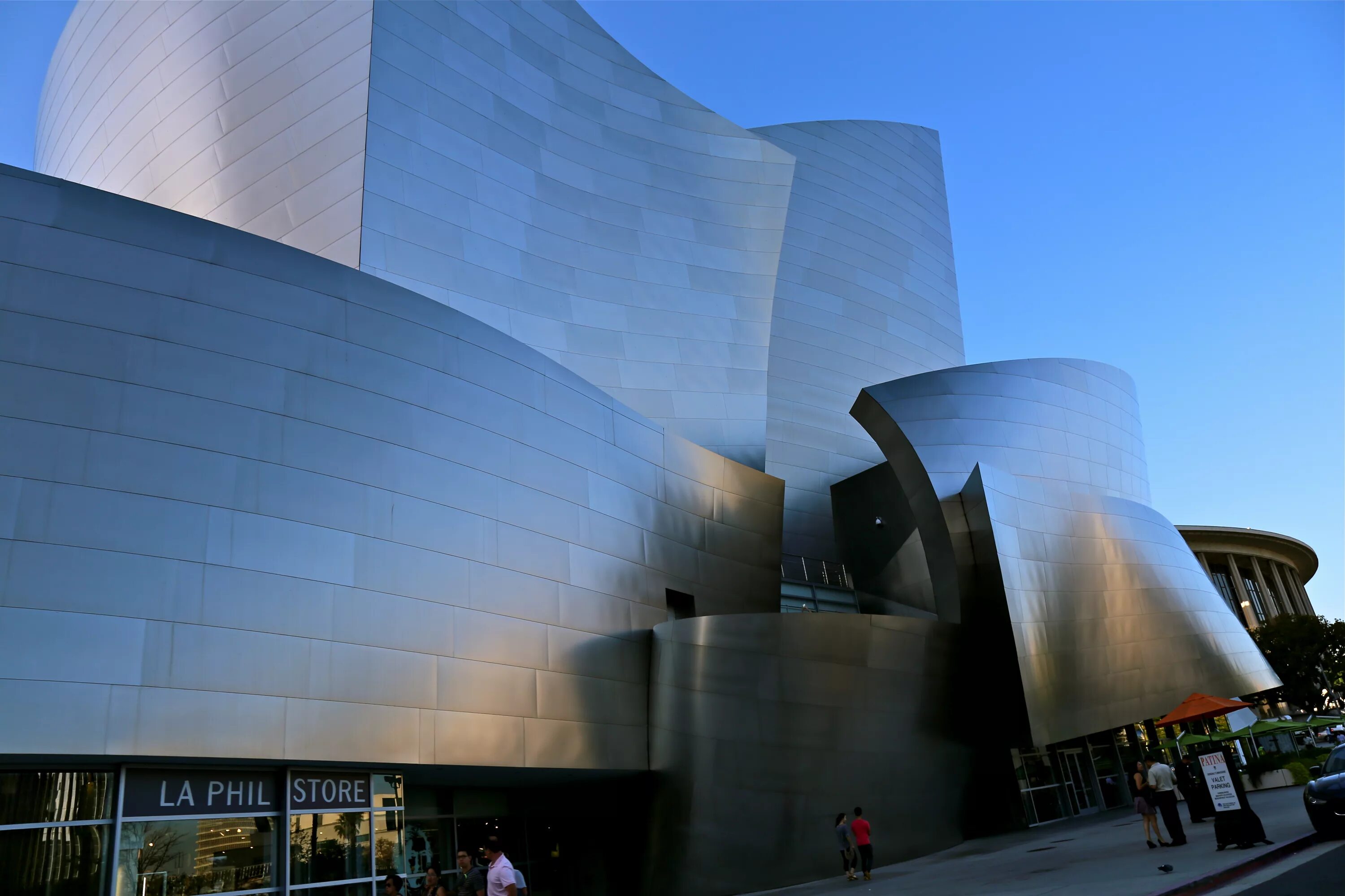 Концертный зал имени Уолта Диснея Фрэнк Гери. Концертный зал имени Уолта Диснея Лос-Анджелес. Концертный зал Уолта Диснея в Лос-Анджелесе план. Концертный зал имени Уолта Диснея ландшафт.