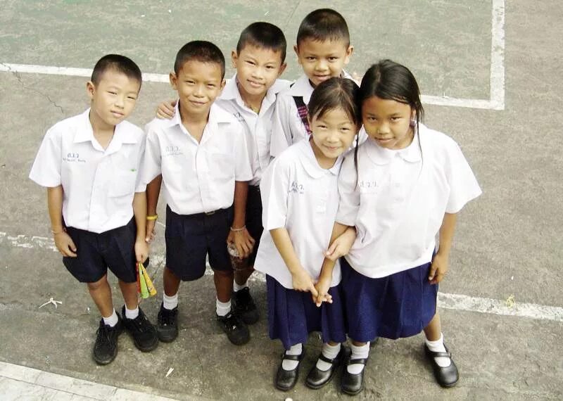 Школа тайцы. Школы в Тайланде. Тайская школа. Таиланд школьники. Форма в школах Тайланда.