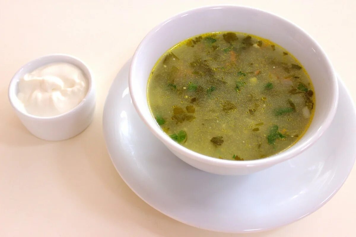 зелёный суп с щавелем и яйцом. зелёные щи с щавелем и яйцом. щавелевый суп пюре. зеленый суп без мяса. щавелевый суп с яйцом.