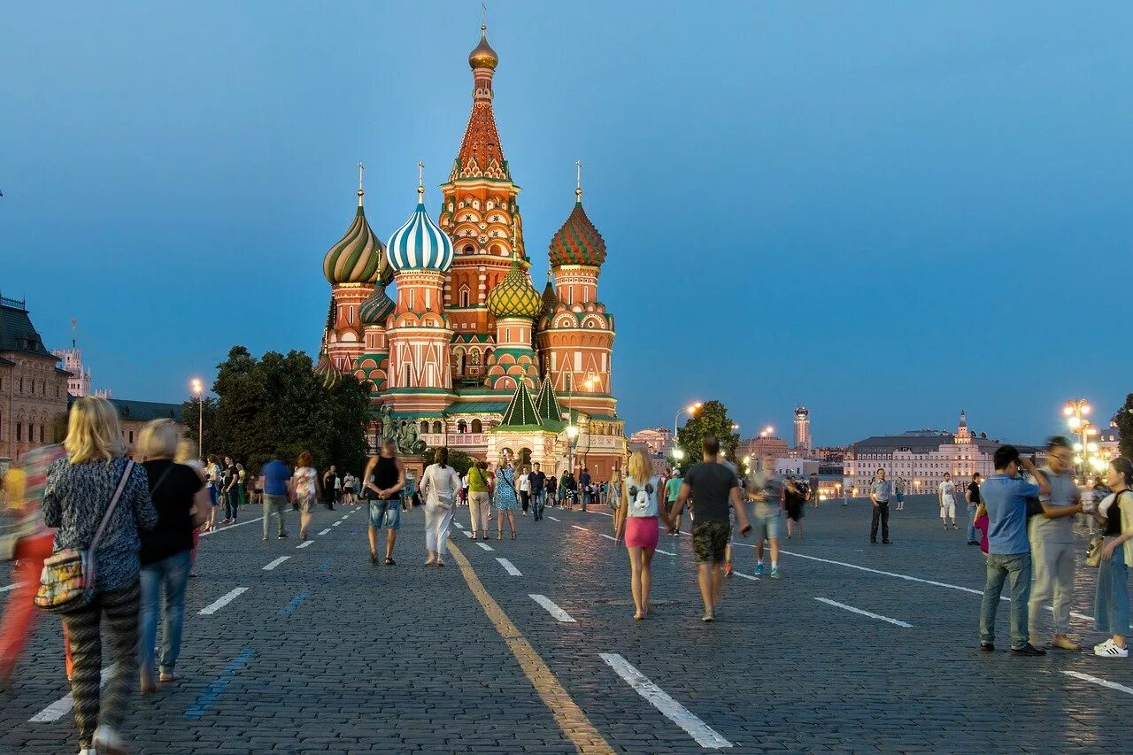 Европа здесь. Москва. Москва красная площадь туристы. Москва красная площадь лето. Путешествие по Москве.