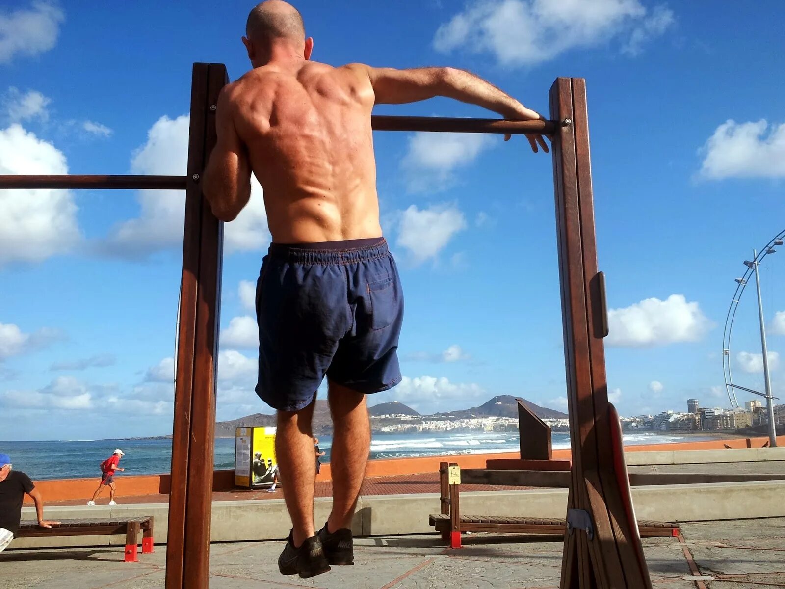 подтягивания мужчины. Muscle ups. Archer pull ups. упражнение для пресса с штангой и гантелями дома. Muscle up.
